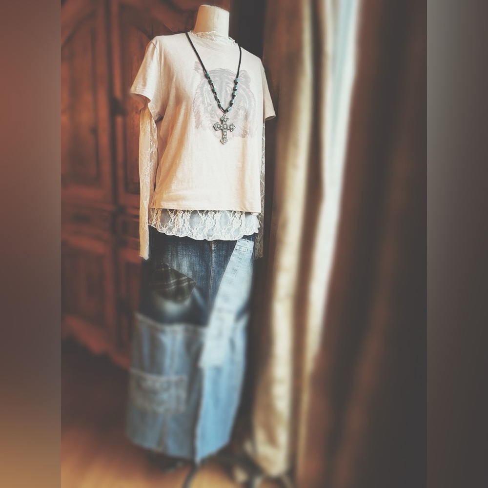 Super Soft Lace Layering Tee - Snow White with Lettuce Edge Styling - Picture 10 of 11